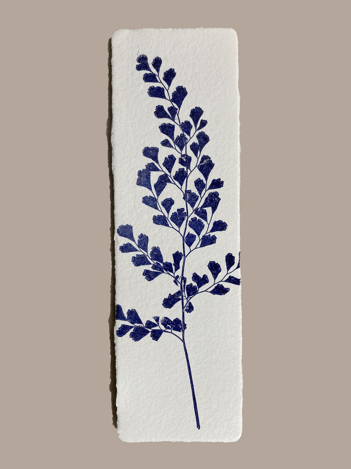 Marque-page artisanal en papier fait main avec empreinte végétale naturelle