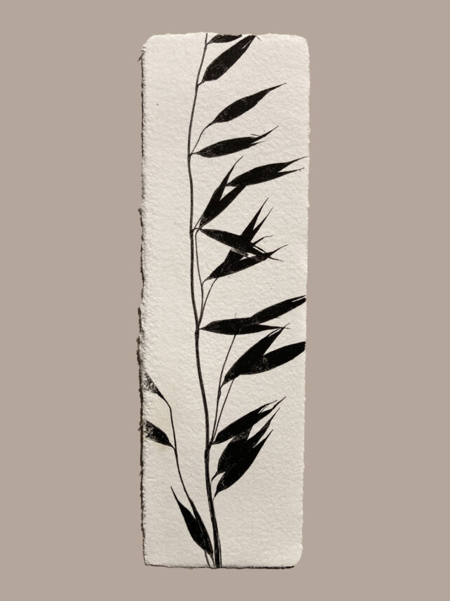 Marque-page artisanal en papier fait main avec empreinte végétale naturelle