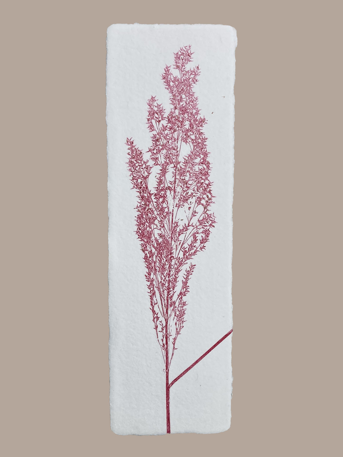 Marque-page artisanal en papier fait main avec empreinte végétale naturelle