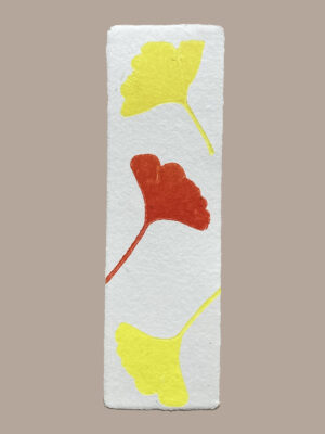 Marque-page artisanal en papier fait main avec empreinte végétale naturelle
