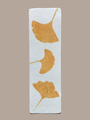 Marque-page artisanal en papier fait main avec empreinte végétale naturelle