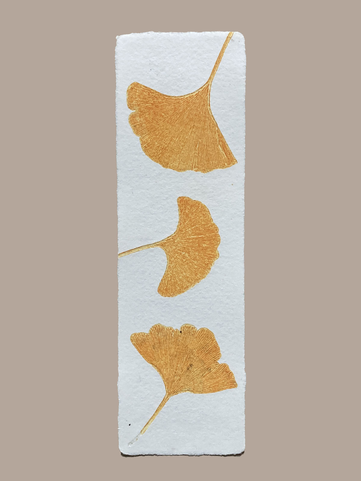 Marque-page artisanal en papier fait main avec empreinte végétale naturelle