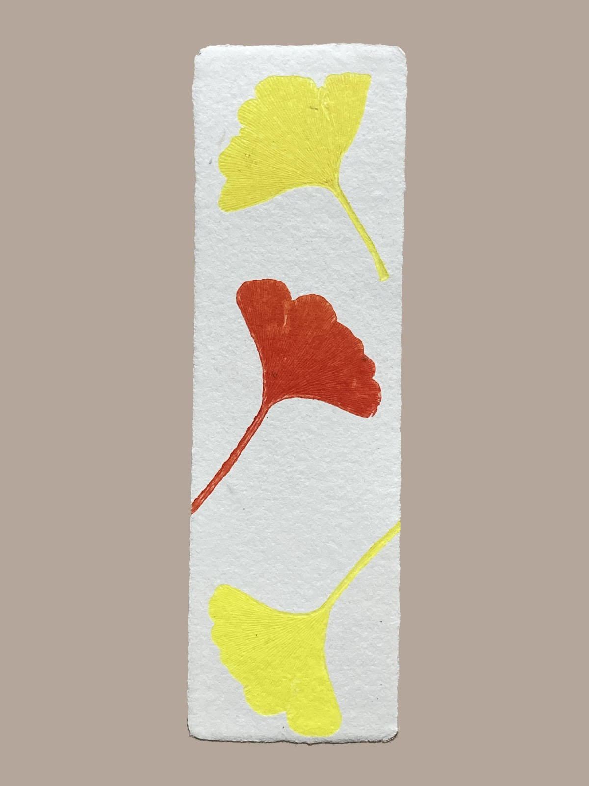 Marque-page artisanal en papier fait main avec empreinte végétale naturelle