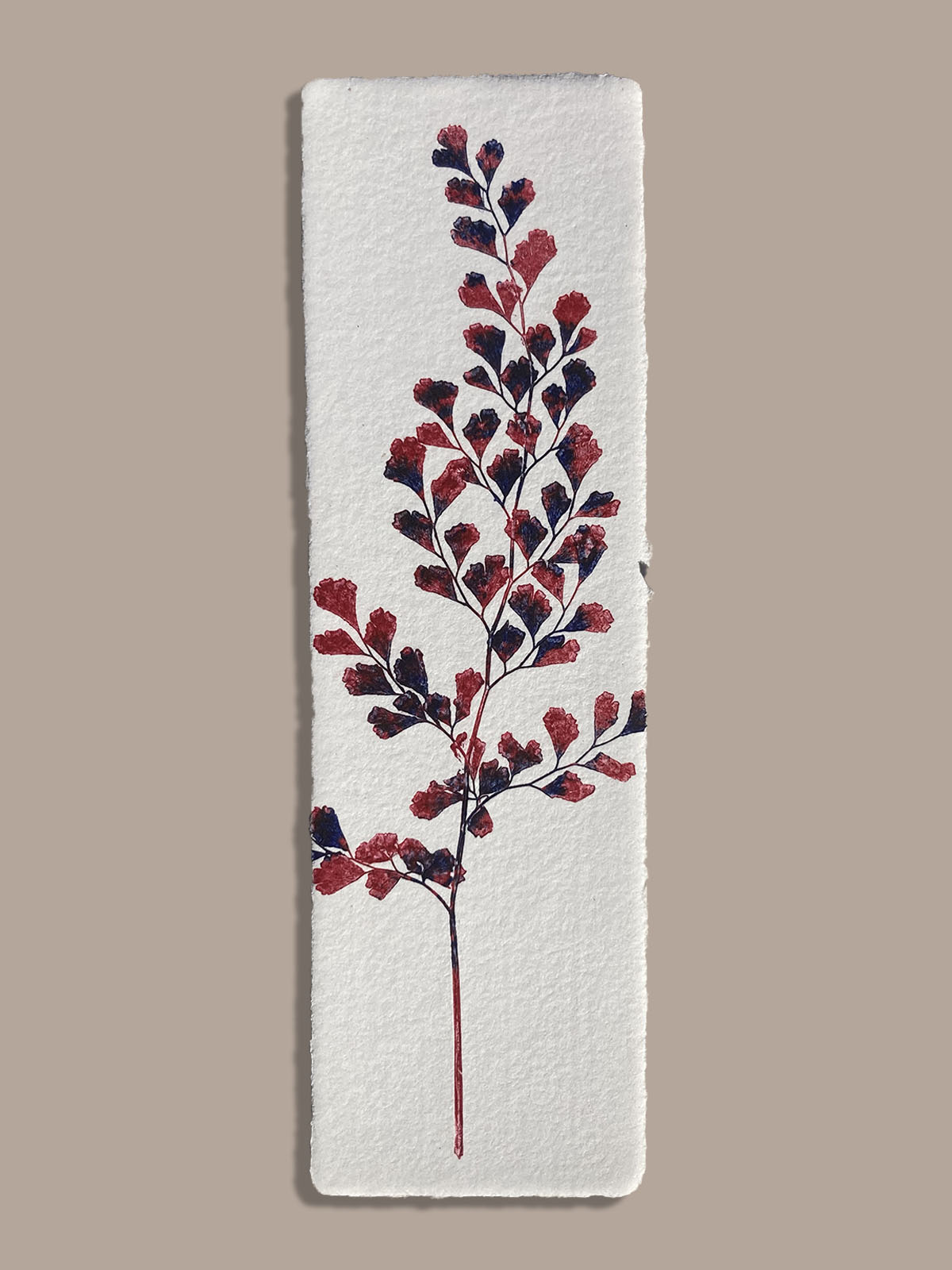 Marque-page artisanal en papier fait main avec empreinte végétale naturelle