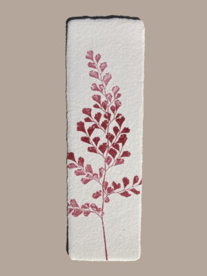 Marque-page artisanal en papier fait main avec empreinte végétale naturelle