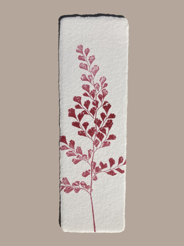 Marque-page artisanal en papier fait main avec empreinte végétale naturelle