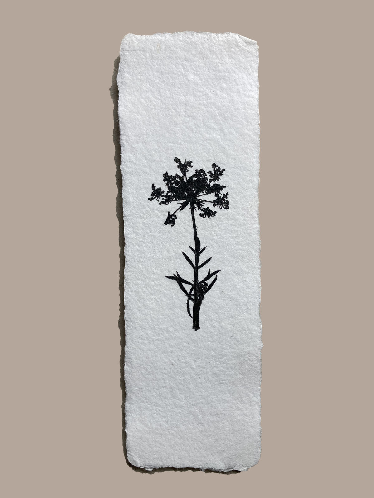 Marque-page artisanal en papier fait main avec empreinte végétale naturelle