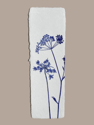 Marque-page artisanal en papier fait main avec empreinte végétale naturelle