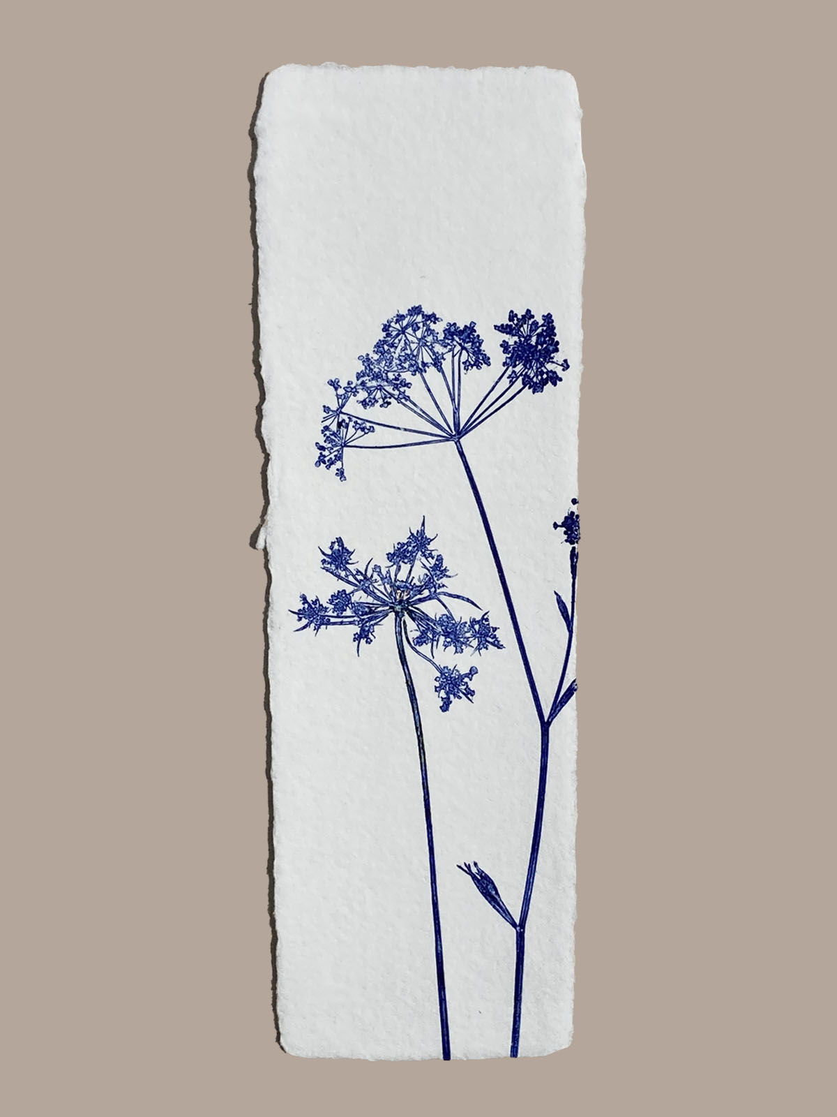 Marque-page artisanal en papier fait main avec empreinte végétale naturelle