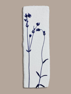 Marque-page artisanal en papier fait main avec empreinte végétale naturelle