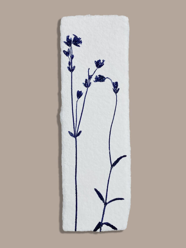 Marque-page artisanal en papier fait main avec empreinte végétale naturelle