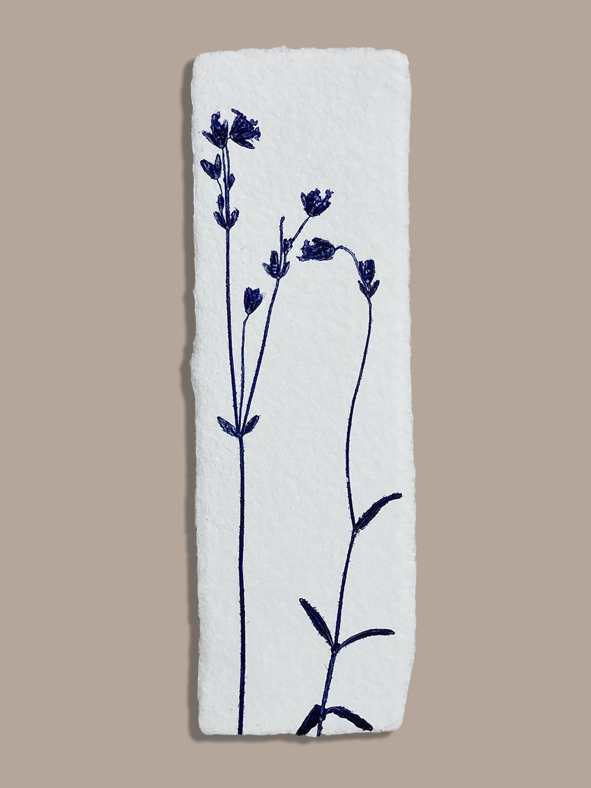 Marque-page artisanal en papier fait main avec empreinte végétale naturelle