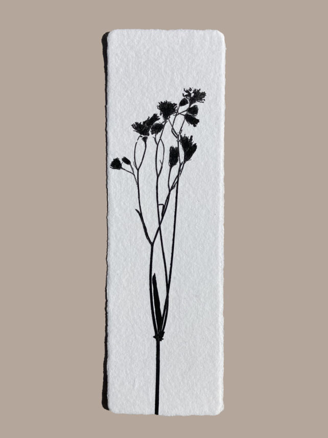 Marque-page artisanal en papier fait main avec empreinte végétale naturelle