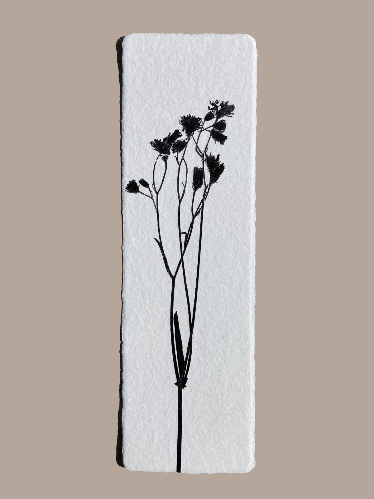 Marque-page artisanal en papier fait main avec empreinte végétale naturelle