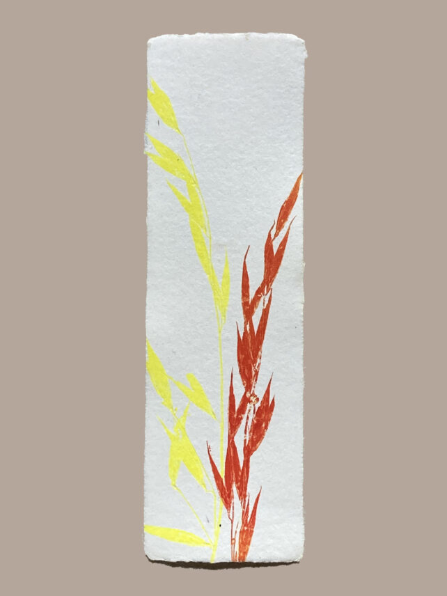 Marque-page artisanal en papier fait main avec empreinte végétale naturelle