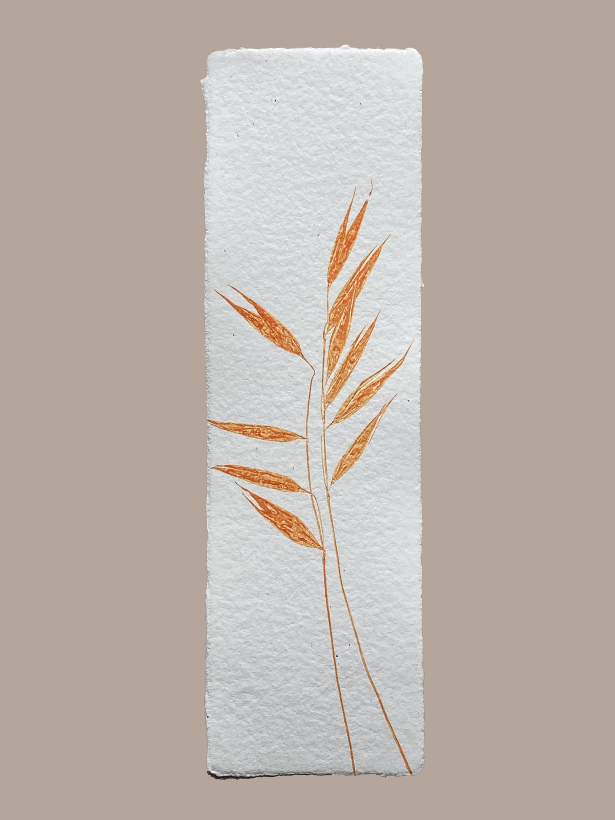 Marque-page artisanal en papier fait main avec empreinte végétale naturelle