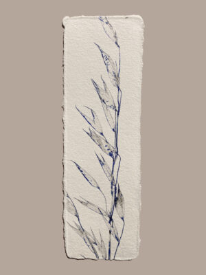 Marque-page artisanal en papier fait main avec empreinte végétale naturelle