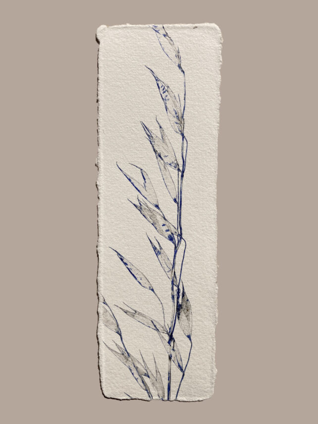 Marque-page artisanal en papier fait main avec empreinte végétale naturelle
