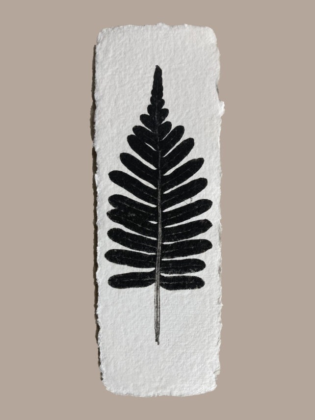 Marque-page artisanal en papier fait main avec empreinte végétale naturelle