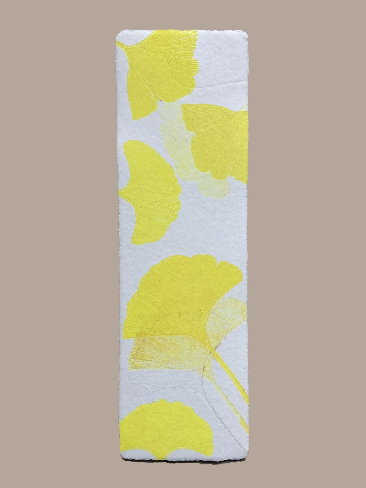 Marque-page artisanal en papier fait main avec empreinte végétale naturelle