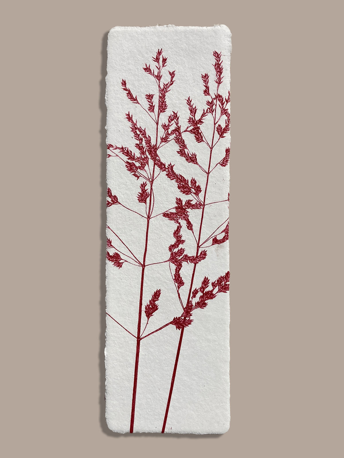 Marque-page artisanal en papier fait main avec empreinte végétale naturelle