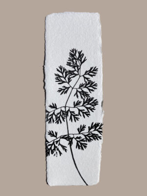 Marque-page artisanal en papier fait main avec empreinte végétale naturelle