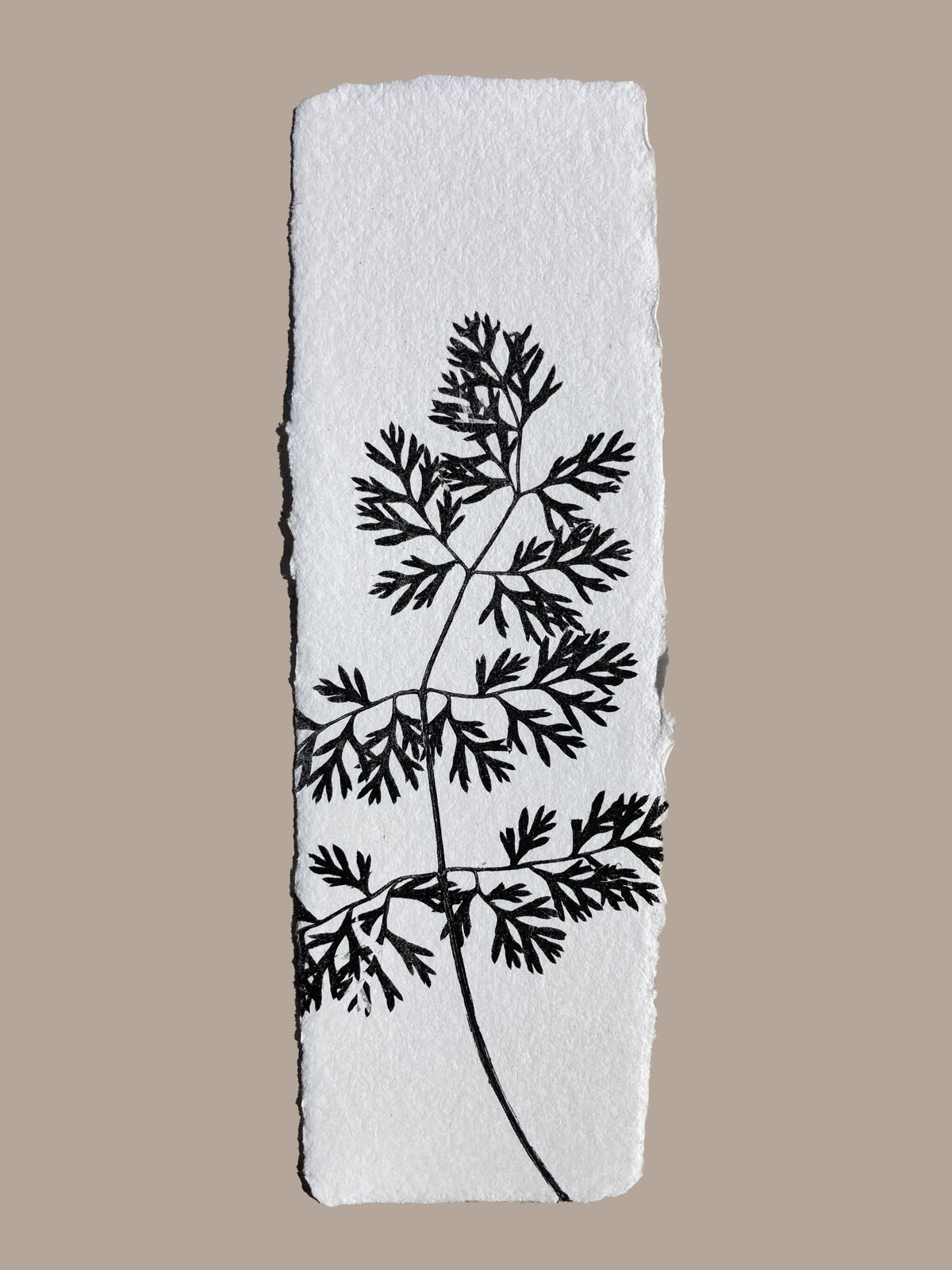Marque-page artisanal en papier fait main avec empreinte végétale naturelle