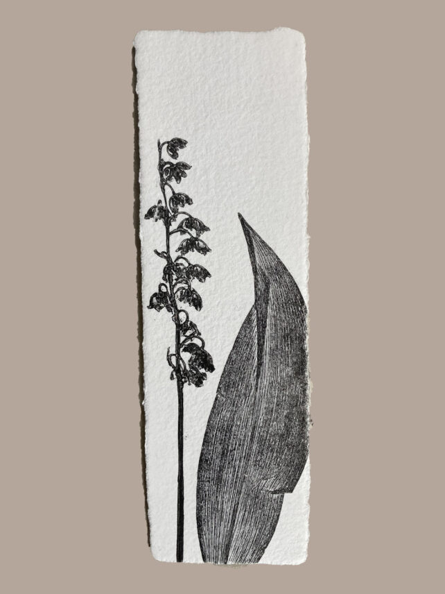 Marque-page artisanal en papier fait main avec empreinte végétale naturelle