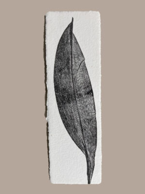 Marque-page artisanal en papier fait main avec empreinte végétale naturelle