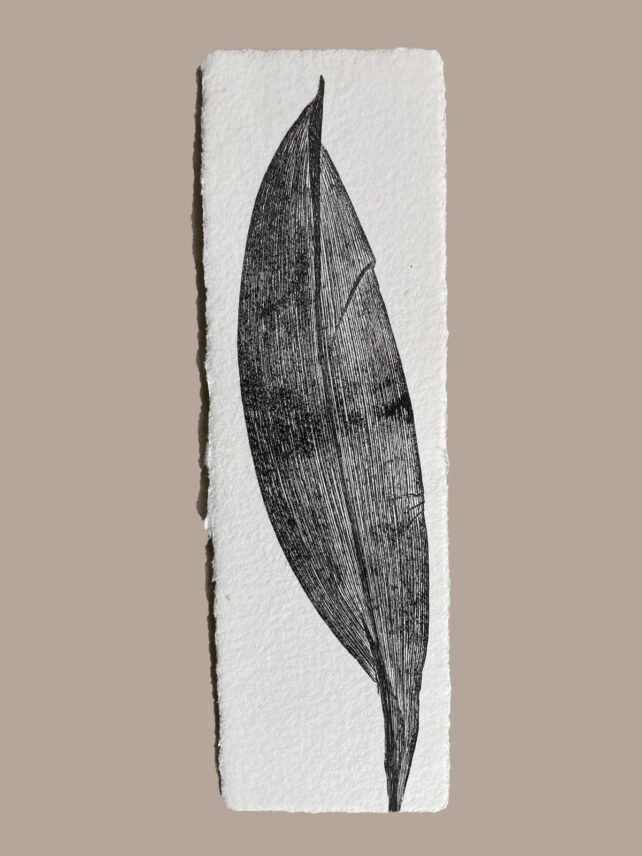 Marque-page artisanal en papier fait main avec empreinte végétale naturelle