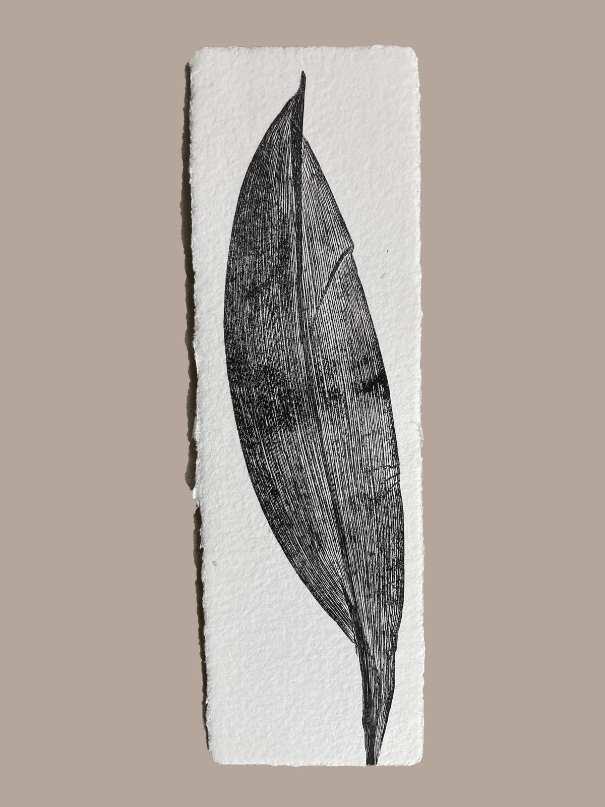 Marque-page artisanal en papier fait main avec empreinte végétale naturelle