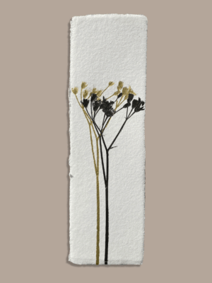 Marque-page artisanal en papier fait main avec empreinte végétale naturelle