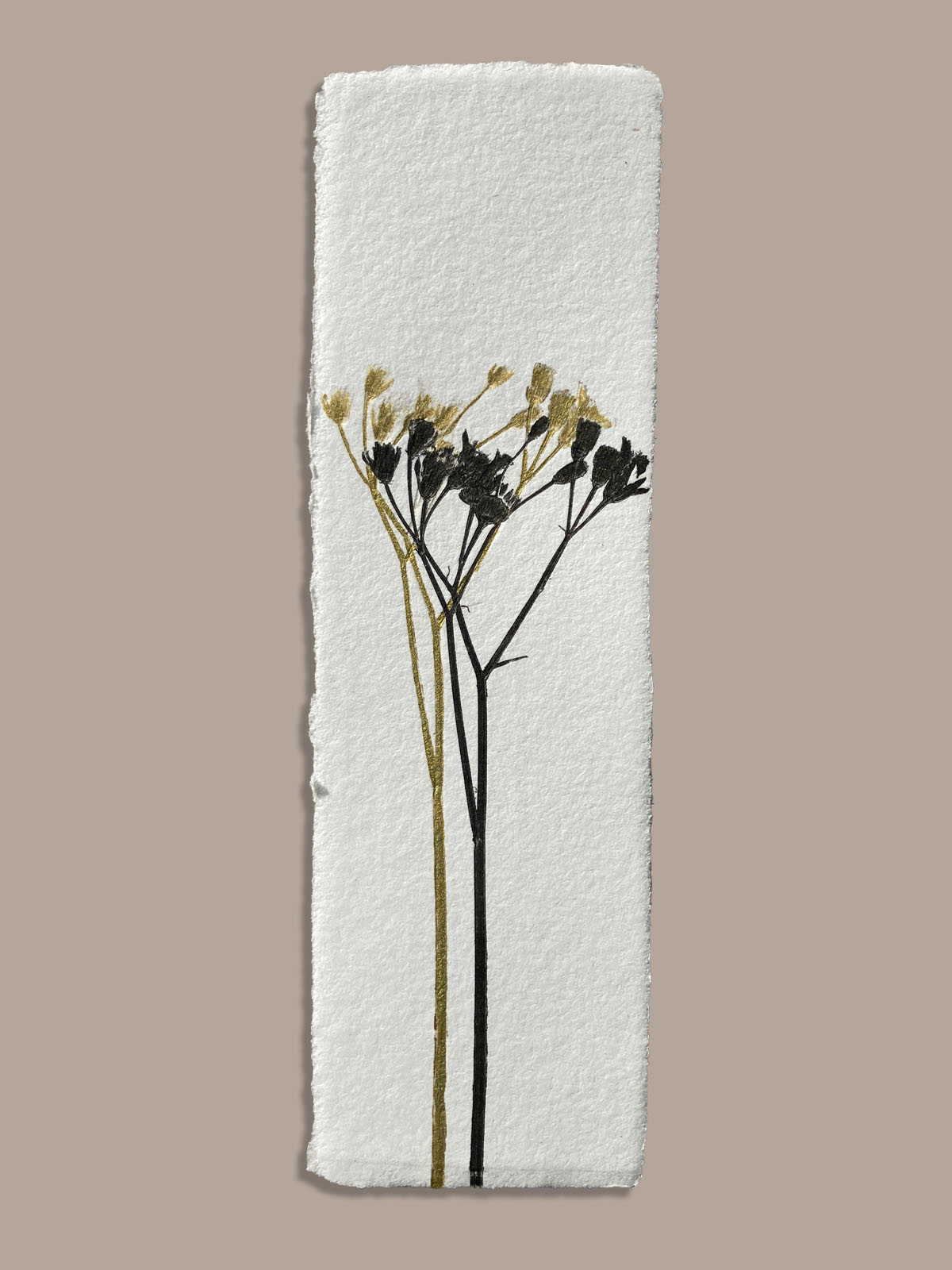 Marque-page artisanal en papier fait main avec empreinte végétale naturelle