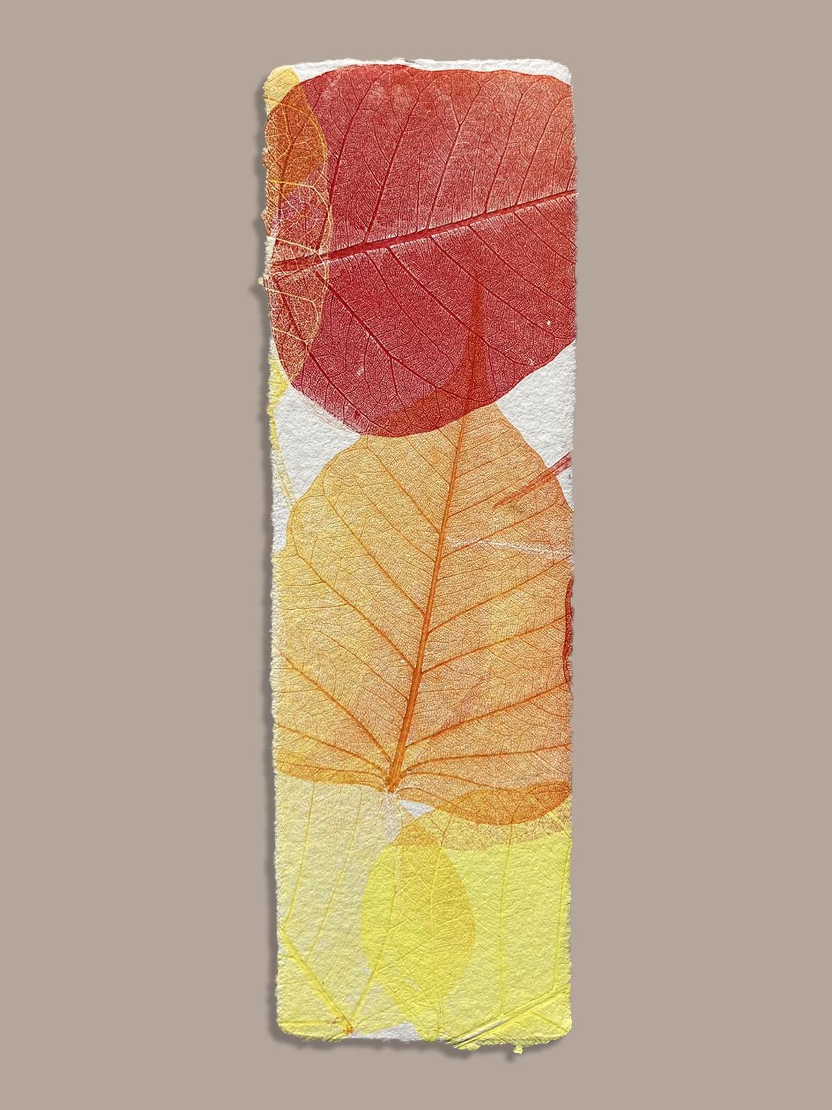 Marque-page artisanal en papier fait main avec empreinte végétale naturelle
