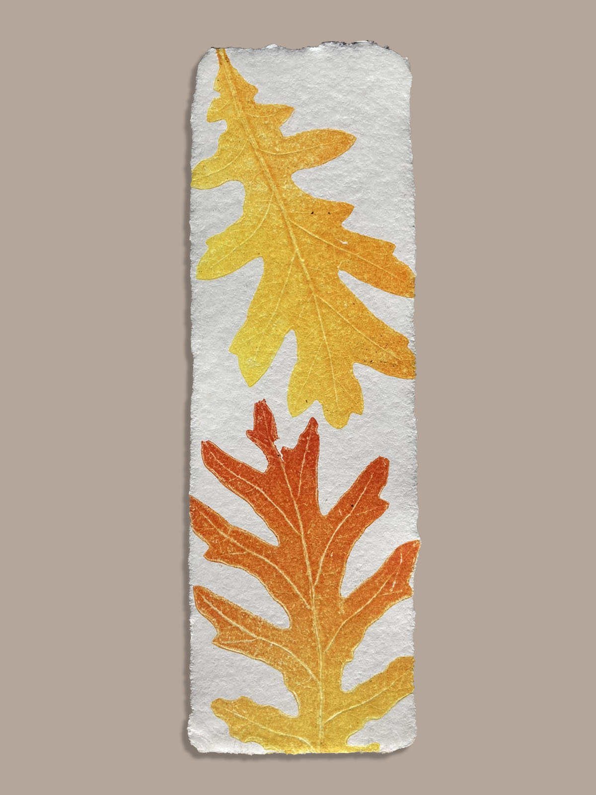 Marque-page artisanal en papier fait main avec empreinte végétale naturelle