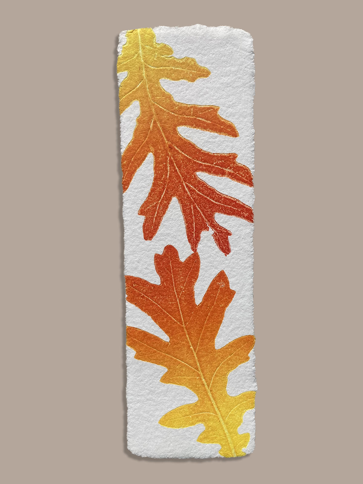 Marque-page artisanal en papier fait main avec empreinte végétale naturelle