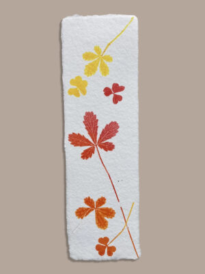 Marque-page artisanal en papier fait main avec empreinte végétale naturelle