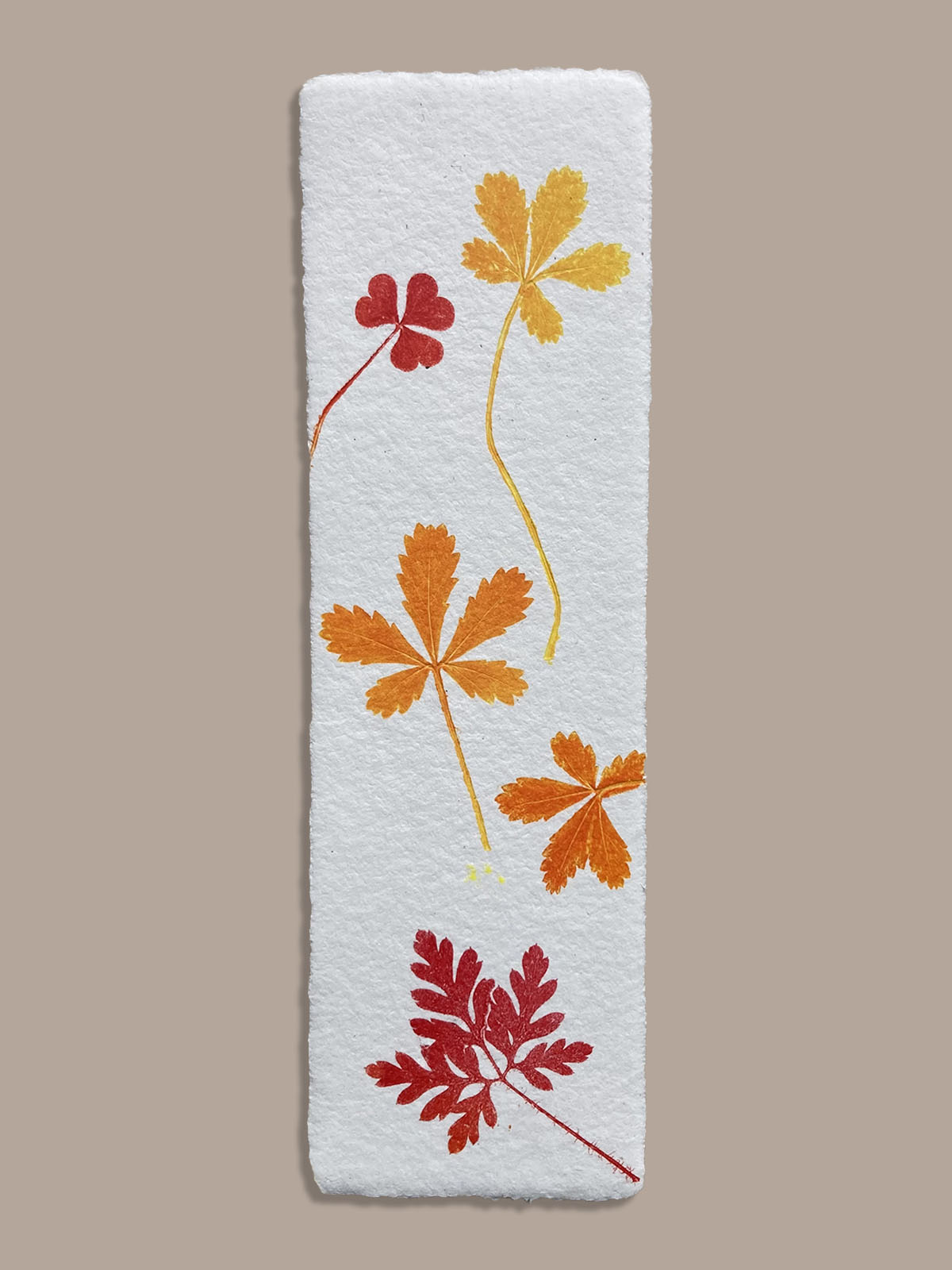 Marque-page artisanal en papier fait main avec empreinte végétale naturelle