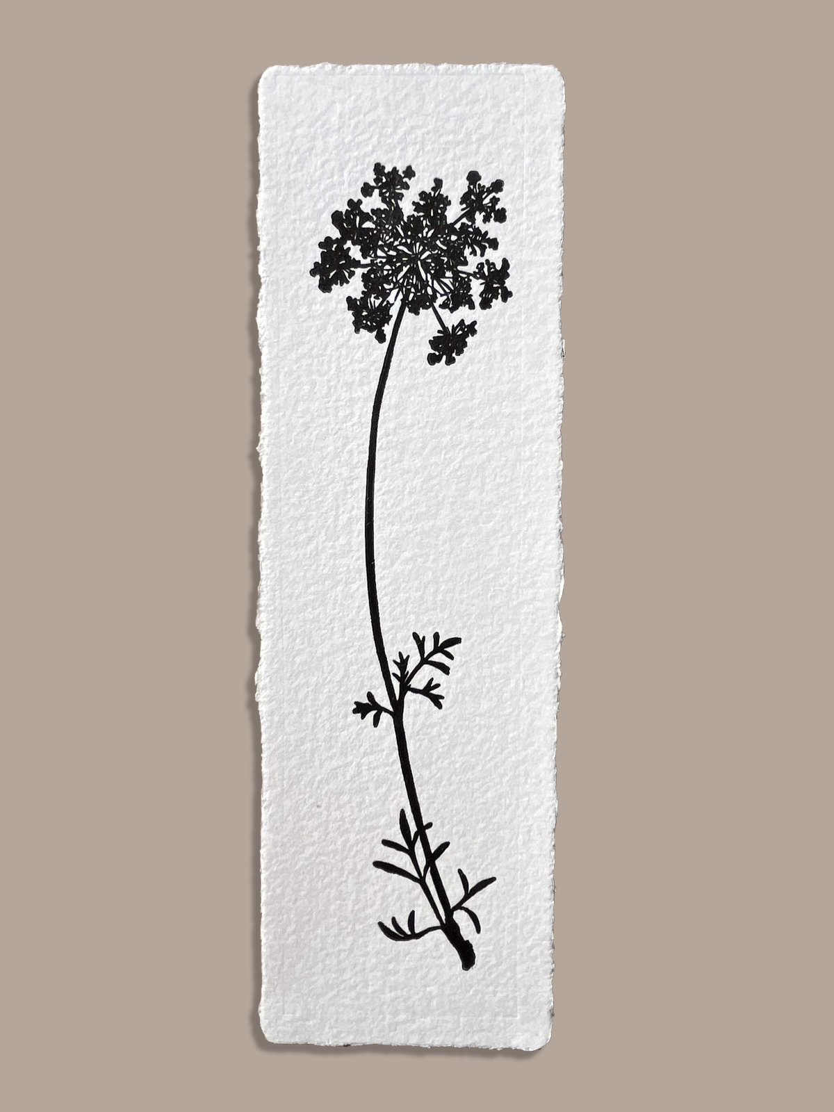 Marque-page artisanal, réalisé en série à la main. Inspiré d'une vraie plante.