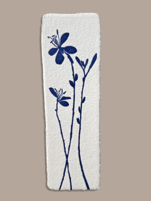 Marque-page artisanal, réalisé en série à la main. Inspiré d'une vraie plante.