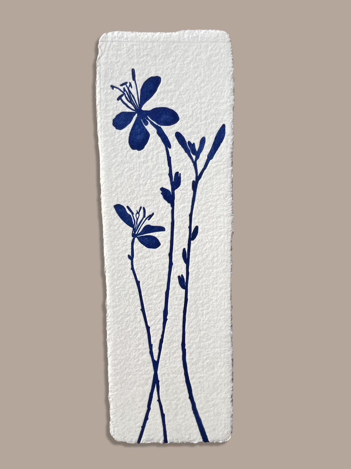 Marque-page artisanal, réalisé en série à la main. Inspiré d'une vraie plante.