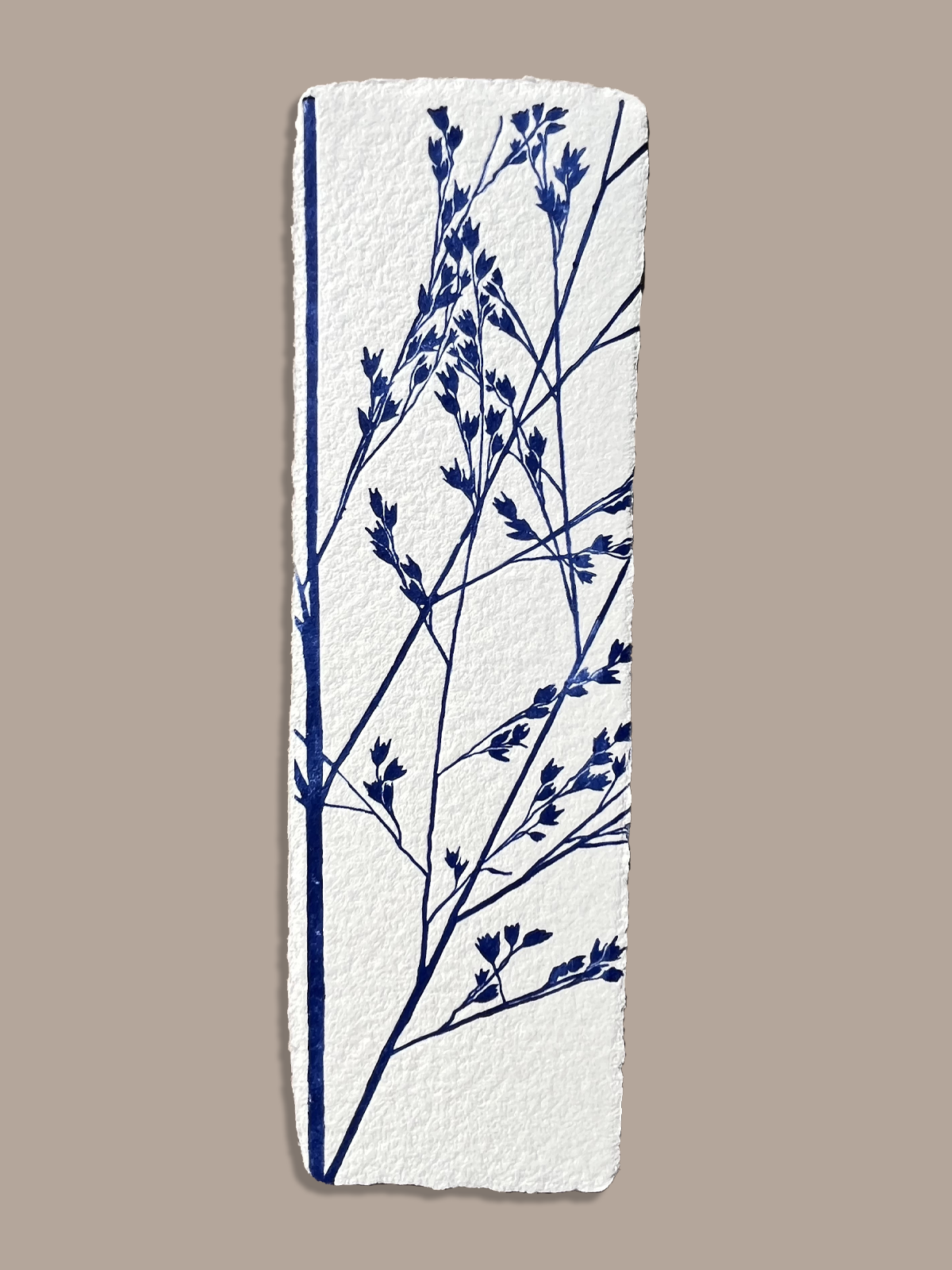 Marque-page artisanal, réalisé en série à la main. Inspiré d'une vraie plante.